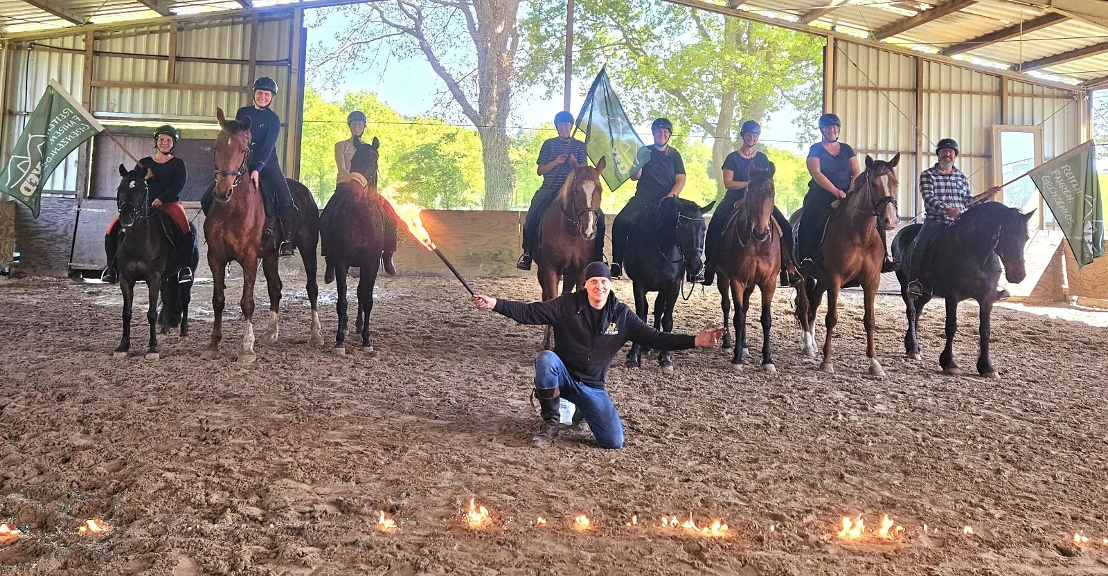 Kursgruppe mit Pferden und Fahnen nach dem Gelassenheitstraining